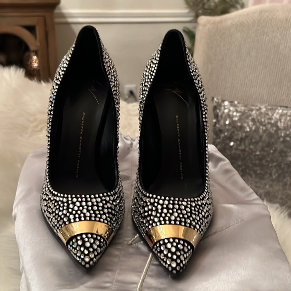 Giuseppe Zanotti
Black Crystal Embellished Suede Ester Pointed Toe Pumps - Picture 7 of 8